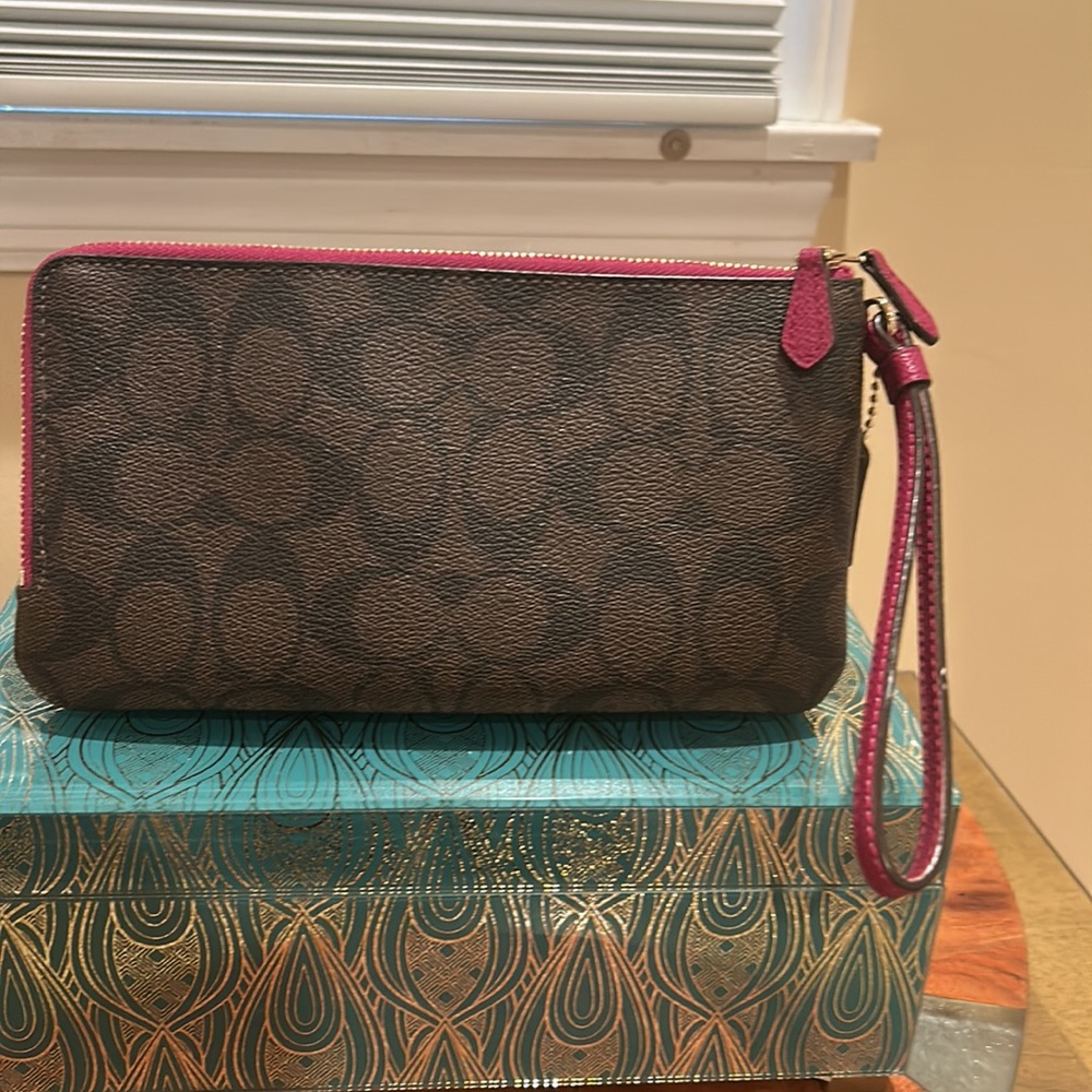 Authentic coach wristlet 8 inch by 5 inch pink trim - Picture 2 of 4